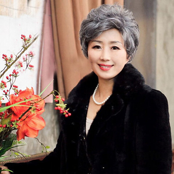Hoa hậu Ngọc Khánh U50 tự tin khoe tóc 'muối tiêu'