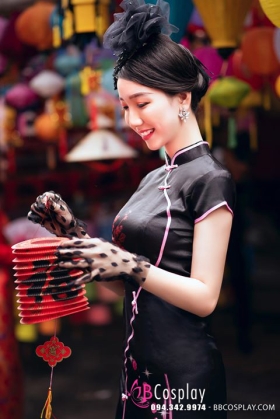 Sườn Xám Đen Gấm Thái Viền Hoa Hồng