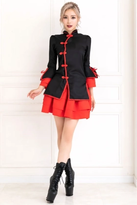 Qiloli Tay Bèo Áo Đen Váy Đỏ