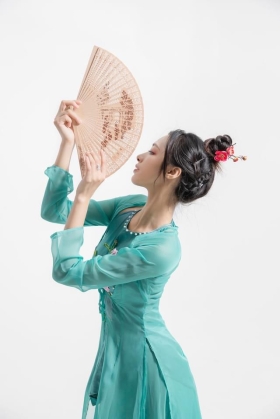 Quạt Gỗ Khắc Hình Cây Tùng