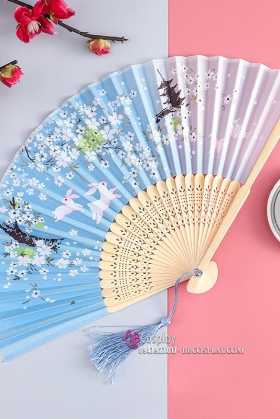 Quạt Xếp Thỏ Trắng Nền Xanh