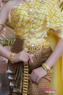 Trang Phục Thái Lan Áo Vàng Kim Sa- Váy Nâu