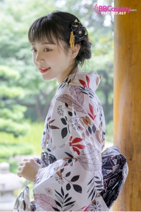 Yukata Trắng Hoạ Tiết Lá Mùa Thu