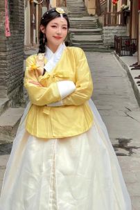Hanbok Gấm Cao Cấp Chuẩn Hàn Áo Vàng Váy Trắng Kem