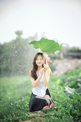 Yếm Trắng Váy Đen Chụp Sen