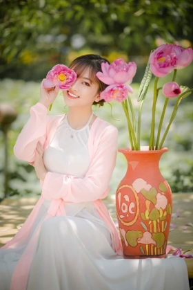 Đồ Tứ Thân Hồng Nhạt Yếm Trắng Chụp Sen