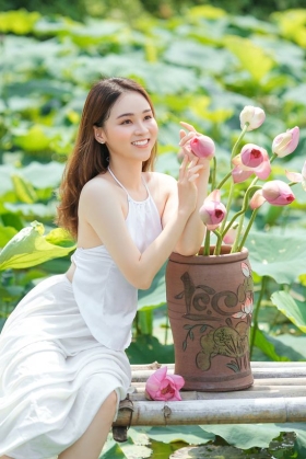 Yếm Trắng Đụp Trắng Thanh Khiết Hồ Sen