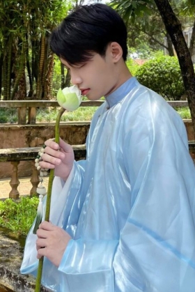 Áo Ngũ Thân Xanh Nhạt Tơ Xước Cho Nam