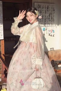 Hanbok Hàn Quốc Hiện Đại Áo Trắng Váy Hoa