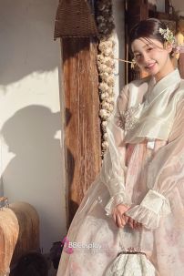 Hanbok Hàn Quốc Hiện Đại Áo Trắng Váy Hoa