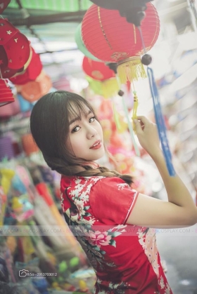 Sườn Xám Ngắn Bách Hoa Đỏ Tay Lỡ