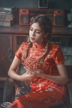 Sườn Xám Gấm Đỏ Trung Thu